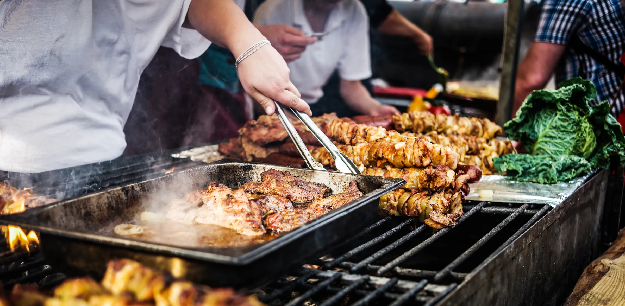 Fleischspieße frisch vom Grill am Grillstand