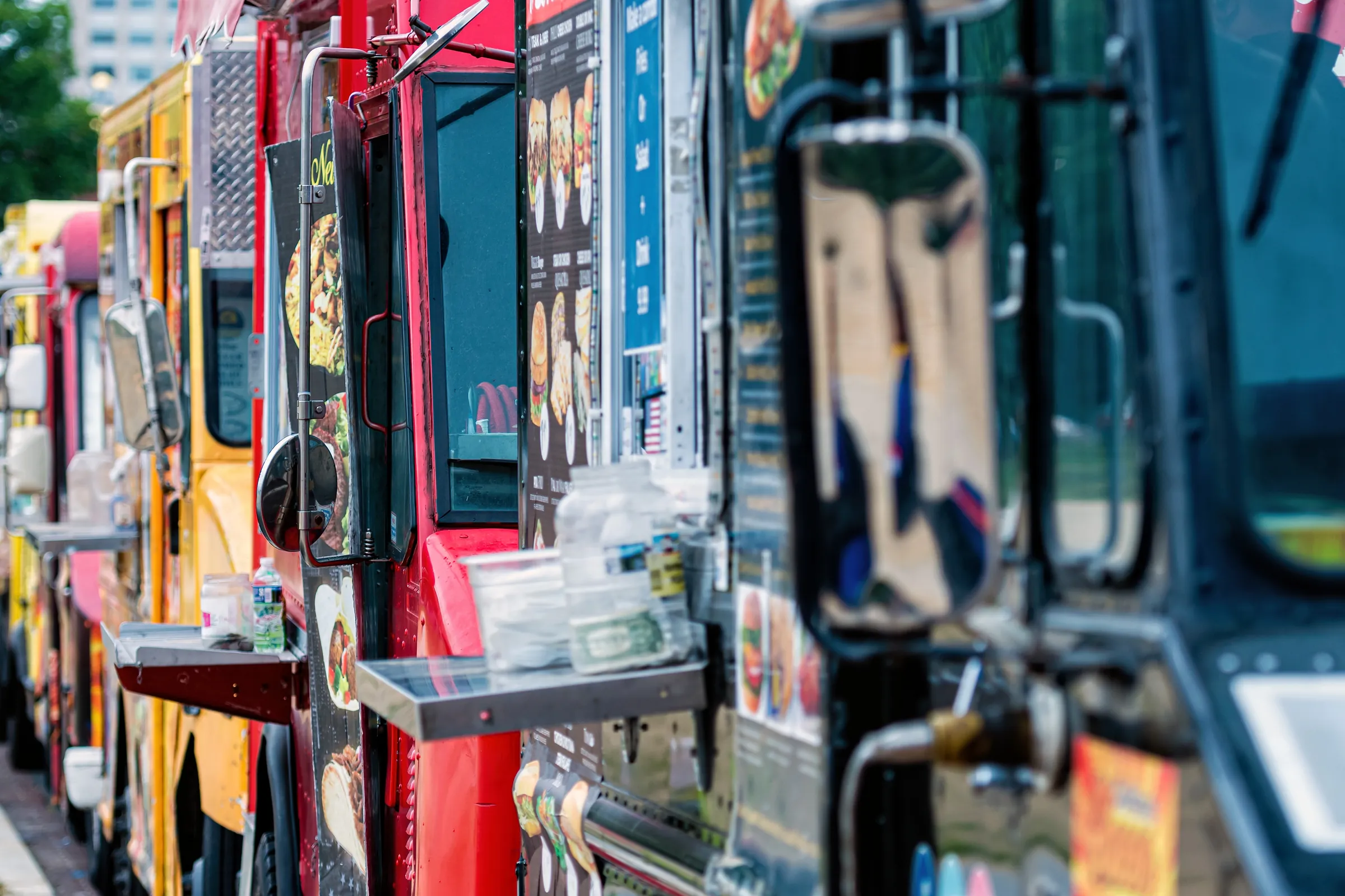 Foodtrucks in einer Reihe in der Stadt