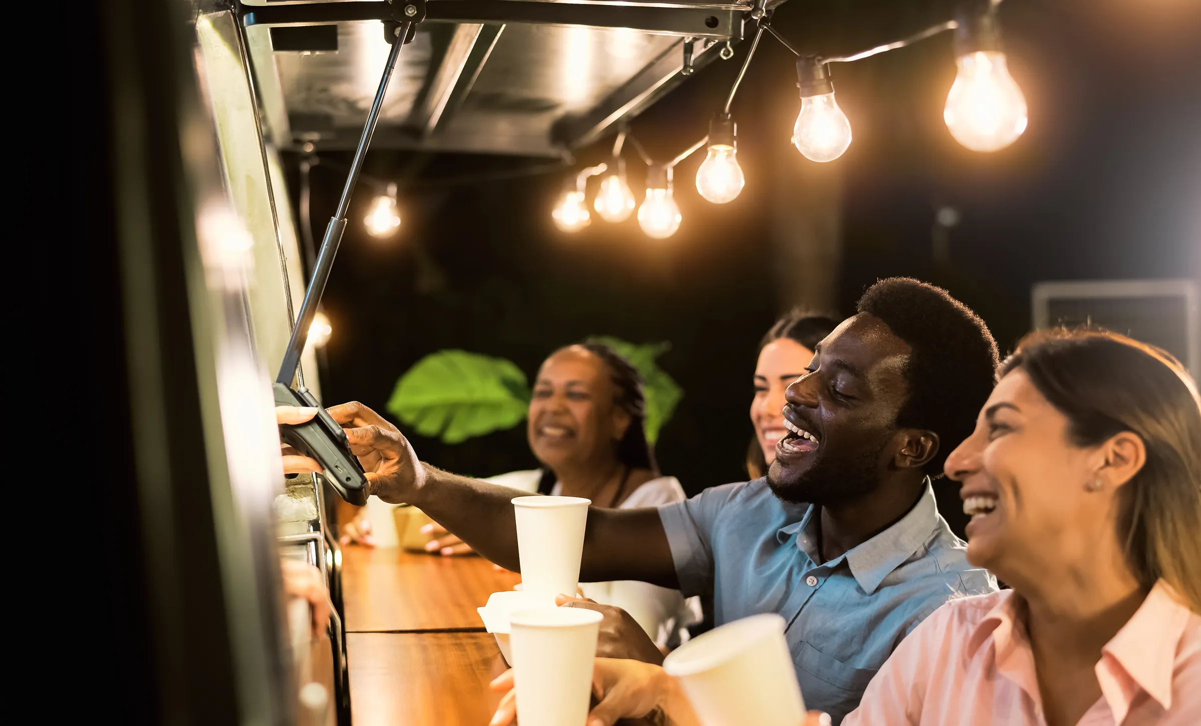 Gäste mit Getränken am Foodtruck
