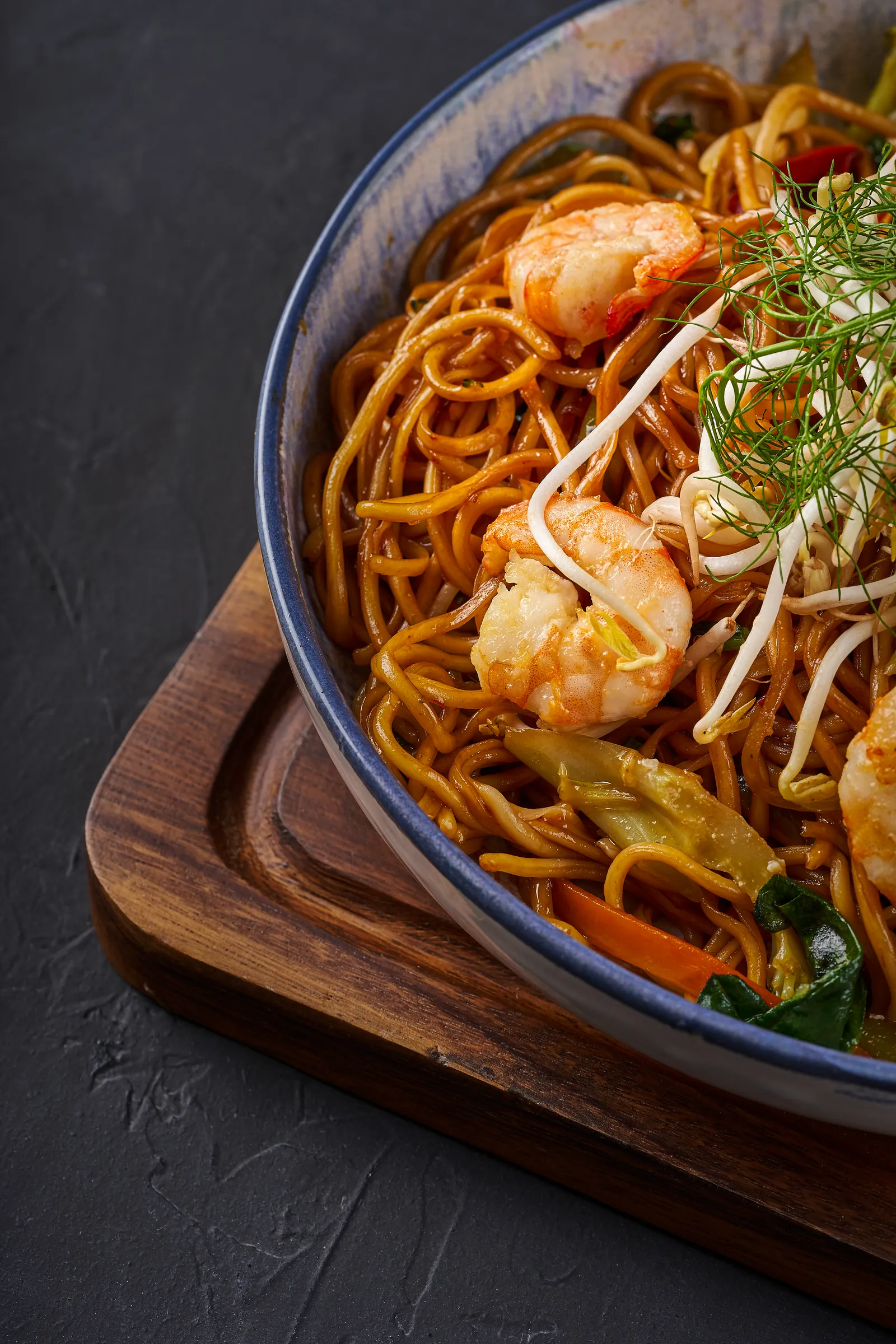 Gebratene Nudeln mit Garnelen im Asia Style