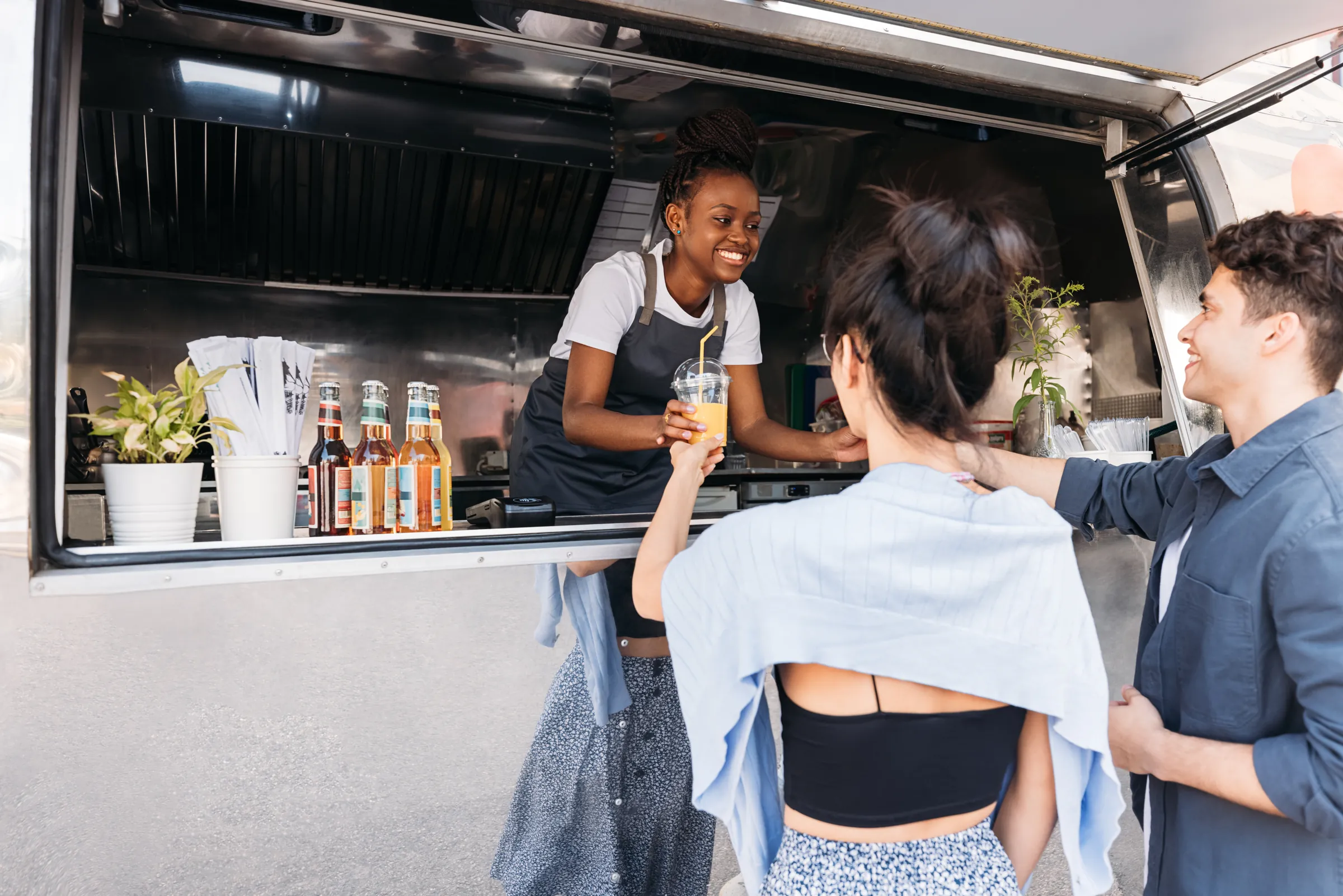 Getränkeausgabe am Foodtruck