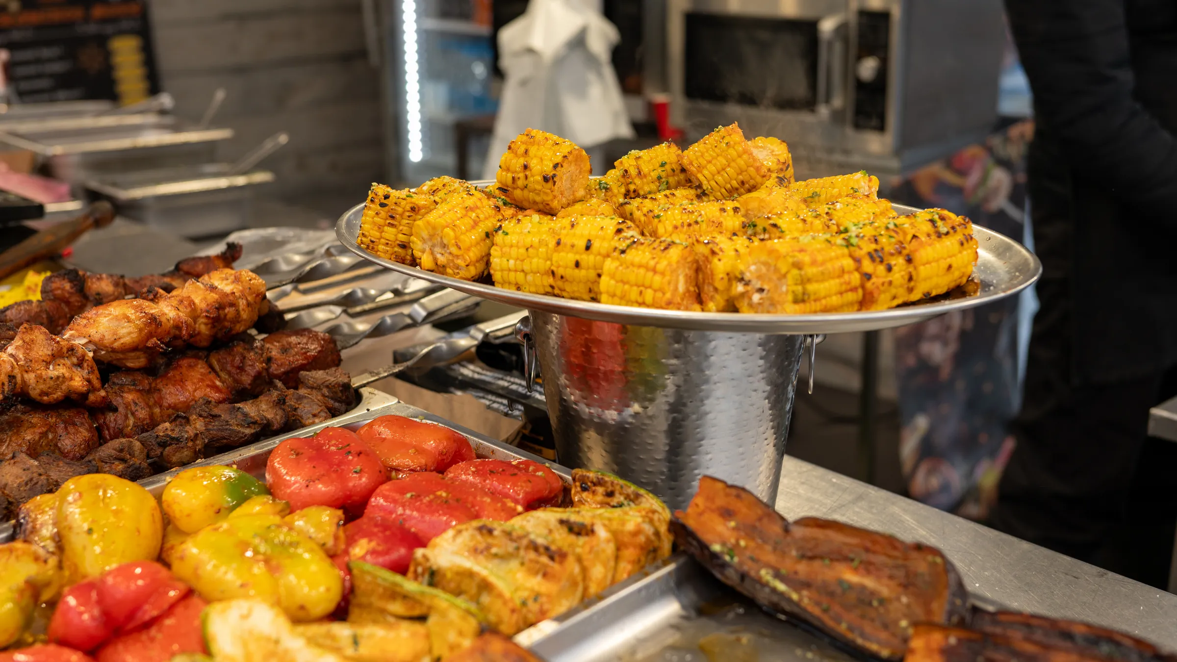 Grillgemüse, Maiskolben und Fleischspieße