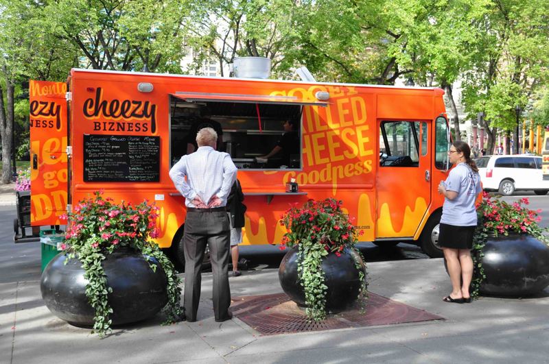 Bunter Foodtruck auf einem Event