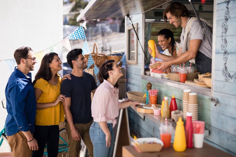 Gäste bestellen am Foodtruck