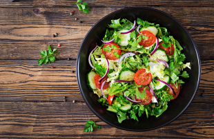 Salate mit frischen Zutaten